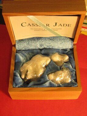 NIB COA 3 WHITE MARBLE GRIZZLY BEARS w/ 2 CASSIAR JADE FISH IN MOUTH Mama +Cubs